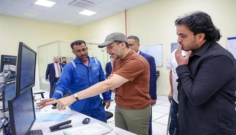 رئيس الوزراء بن مبارك يتفقد ميدانيا محطة الرئيس هادي الكهروغازية بالبريقة