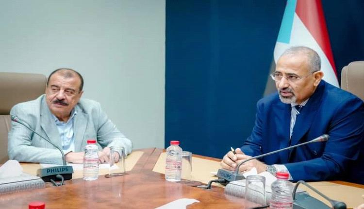 الزبيدي يعقد اجتماعا للانتقالي الجنوبي بحضور اللواء بن بريك ويشدد على أهمية تكامل هيئات المجلس (صور)