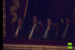 بالفيديو..رئيس الوزراء اليمني بن مبارك يستمتع بعروض الرقص بمسارح موسكو والعاصمة عدن غارقة بالظلام