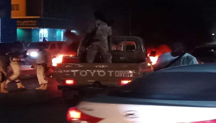 عاجل:احتجاجات وقطع للشوارع تنديداً بتدهور الخدمات وانقطاع الكهرباء بالمكلا 