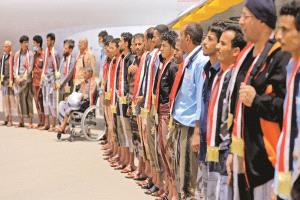 اول رد من الحكومة الشرعية على تنفيذ الحوثيون مبادرتهم وإطلاق سراح اكثر من ١٠٠ أسير 