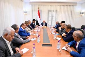 العليمي يجتمع برئاسة هيئة التشاور وامناء المكونات السياسية بالرياض
