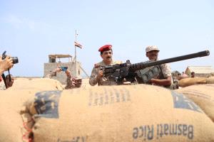 وزير الدفاع ينفذ زيارة ميدانية تفقدية لجبهات المنطقة العسكرية الخامسة (صور)