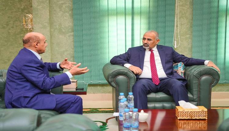 الزبيدي يطلع على سير العمل بالبنك المركزي بعدن واجراءات وقف تدهور العملة