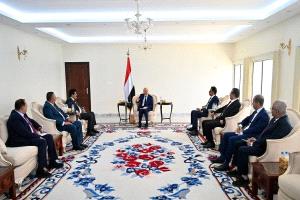 العليمي يستقبل قيادات المكتب السياسي للمقاومة الوطنية بعدن