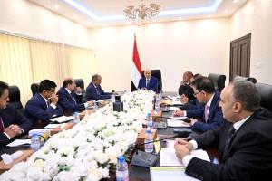 العليمي يجتمع بلجنة إدارة الأزمات الاقتصادية بالعاصمة عدن