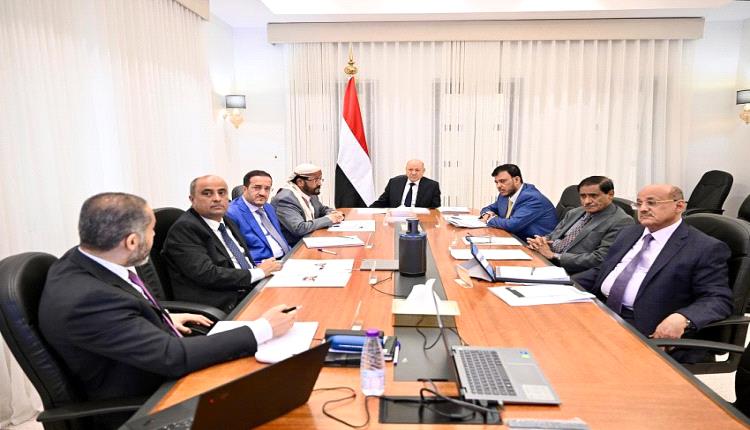 مجلس القيادة الرئاسي يناقش مع رئيس الوزراء الجديد الأوضاع الاقتصادية والخدمية