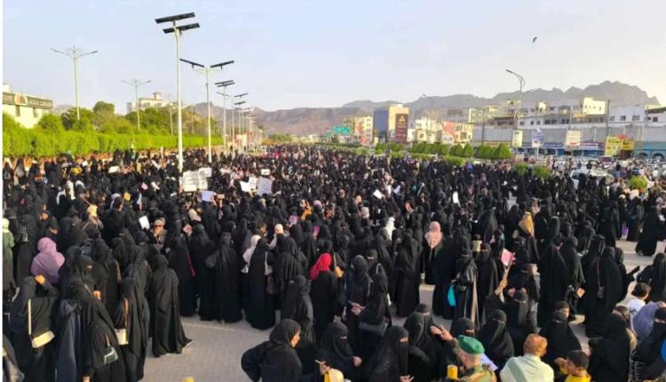 مونت كارلو الدولية ترصد مظاهرات النساء بعدن تنديدا بتدهور الأوضاع الاقتصادية وانقطاع الكهرباء (صورة)
