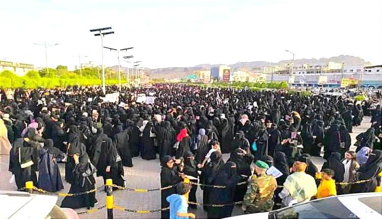 نساء عدن يخرجن إلى ساحة العروض للمطالبة بحقوقهن من خدمات