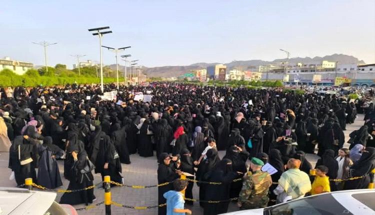 نساء عدن يقدن مشهداً احتجاجياً لافتاً ورئيس الحكومة يستمع لهن ويعد بحلول سريعة