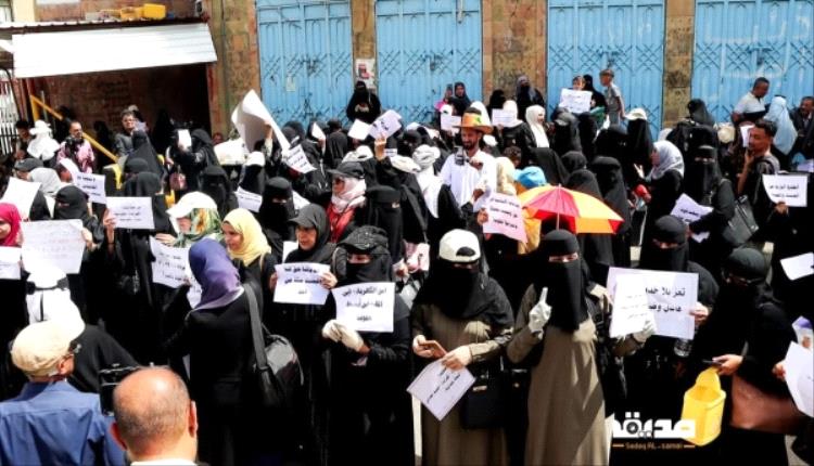 مظاهرات لنساء تعز احتجاجا على تدهور الأوضاع المعيشية وتفاقم أزمة المياه