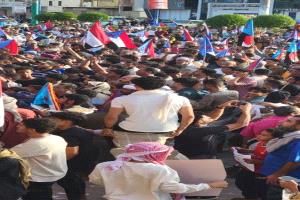 مظاهرات حاشدة بالعاصمة عدن تندد بتدهور الخدمات (صور)