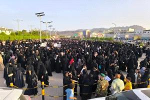 نساء عدن يقدن مشهداً احتجاجياً لافتاً ورئيس الحكومة يستمع لهن ويعد بحلول سريعة