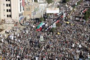 عشرات الآلاف يتظاهرون وسط صنعاء لوقف الحرب على غزة