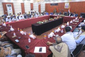 محافظ المهرة يعلن موقفه الرسمي من قرارات مجلس القيادة الرئاسي والحكومة بشأن الإصلاحات الاقتصادية