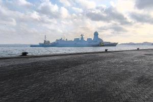 الهند تقدم تدعم انساني لحكومة اليمن عبر سفينة حرب هندية وقبطانها يشيد بميناء عدن وكوادره (صورة)