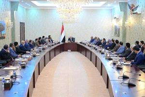 العليمي يوجه الحكومة بالاستعجال في تحريك الدولار الجمركي