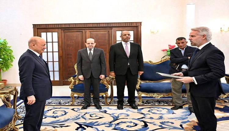 العليمي يتسلم أوراق اعتماد عدد من سفراء الدول الشقيقة والصديقة بقصر معاشيق بعدن
