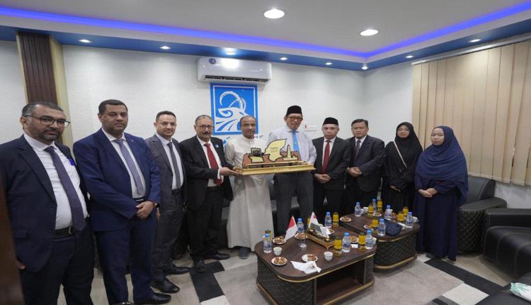 بنك حضرموت يبحث أوجه التعاون وفرص الشراكة مع سفير جمهورية إندونيسيا