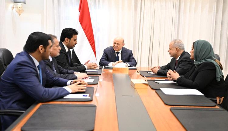 العليمي بعقد اجتماعا مع هيئة التشاور لمناقشة تطبيع الأوضاع بحضرموت