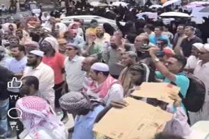 المعلمون بحضرموت يواجهون خراطيم المياه