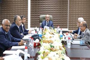 البنك المركزي بعدن يناقش أزمة السيولة بالعملة الوطنية بالاسواق المحلية