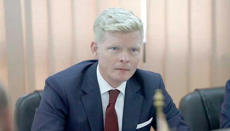 صحيفة دولية تكشف تفاصيل لقاء كبير مفاوضي الحوثيين مع المبعوث الاممي لليمن بمسقط