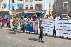 وقفة احتجاجية بعدن تطالب بإقالة ومحاسبة أحد المسؤولين بالمحافظة