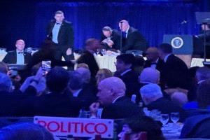 اجلاء ترامب ونائبه عقب إطلاق نار وسط حفل عشاء بواشطن (فيديوهات)