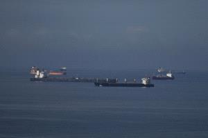 النفط الإيراني يكسر الحصار الأمريكي ويمر عبر مضيق هرمز