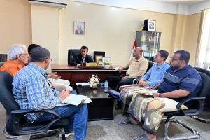 وكيل حضرموت الجيلاني يناقش إعداد الدراسات لتنفيذ خمسة مشاريع للرصف والصرف الصحي