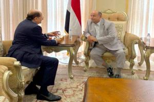 الخنبشي يناقش مع رئيس الوزراء التحديات الراهنة التي تواجه الدولة