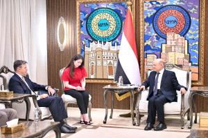 العليمي يحذر من تداعيات استهداف ميناء المخا ويدعو المجتمع الدولي لمواجهة تهديدات الحوثيين