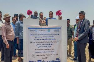 محافظ لحج يفتتح المرحلة الثالثة لمصنع (زلال) للمياه المعدنية في تبن