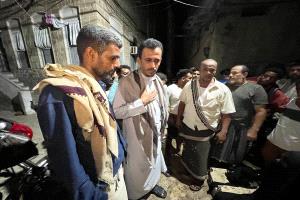 الجيلاني يتفقد ضحايا حريق حي السلام بالمكلا ويوجه بتوفير سكن بديل ودعم عاجل للأسر المتضررة (صور)