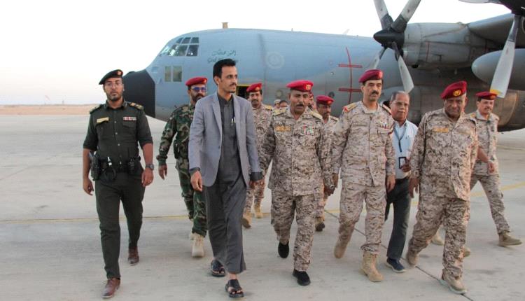 اللواء اليميني يصل المكلا قادما من الرياض وسط استقبال حكومي وعسكري كبير