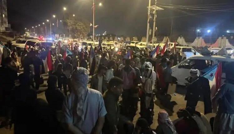 عاجل: جرحى في إطلاق نار من الحراسات الأمنية لقصر معاشيق الرئاسي بعدن وأنباء عن تمكن متظاهرين من اقتحام بوابة القصر (صور وتفاصيل حصرية)