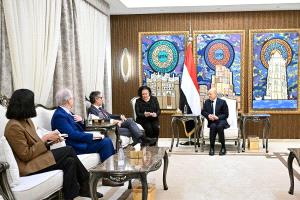 الدفاع الألمانية تناقش مكافحة الإرهاب وحماية الممرات المائية مع العليمي