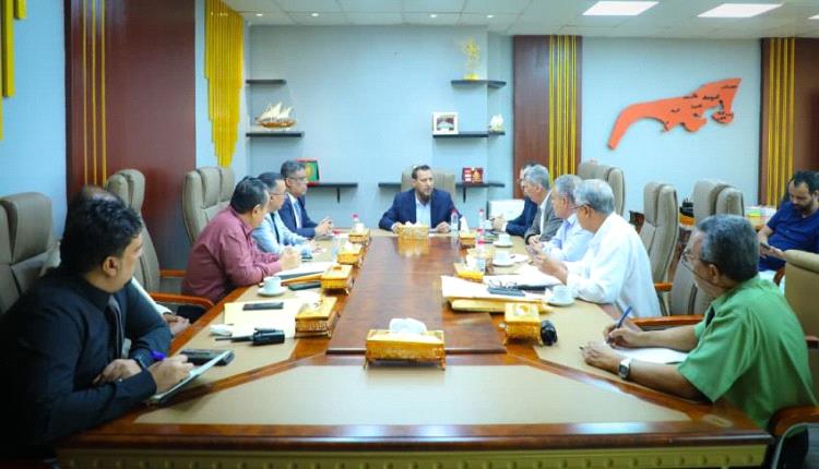 محافظ عدن يبدأ أعماله بوضع حلول للانقطاعات الكهربائية والنظافة