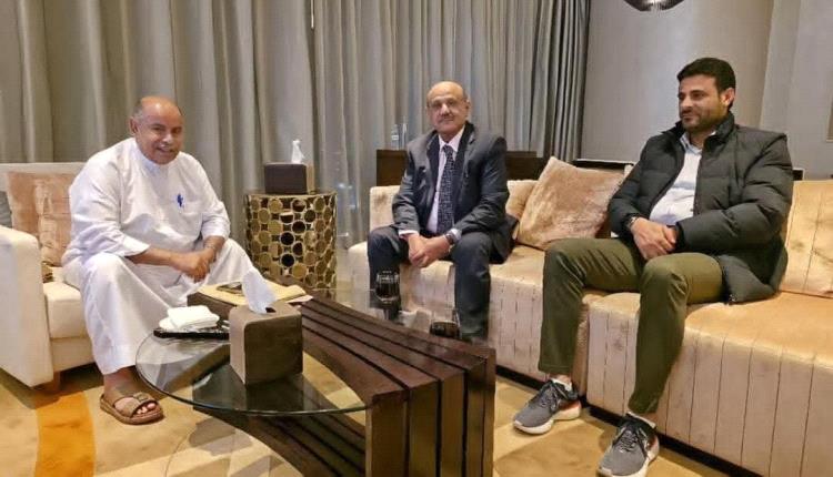 لقاء مصرفي خالص يجمع الخنبشي مع محافظ البنك المركزي اليمني ورئيس كاك بنك حاشد الهمداني بالرياض