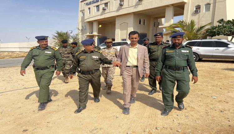 وكيل حضرموت الجيلاني يدشن امتحانات الفصل الدراسي الثاني بكلية الشرطة ويشيد بدورها في تأهيل الكوادر الأمنية