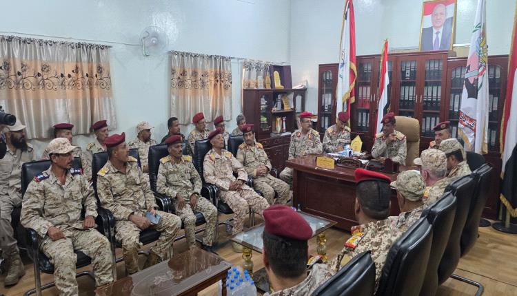 لجنة وزارة الدفاع تباشر مهام الاستلام والتسليم في محور تعز لقيادة المنطقة الجديدة