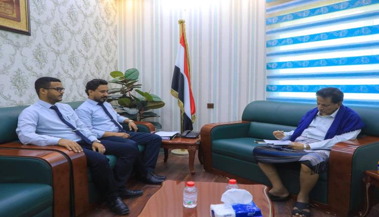 محافظ المهرة يطلع على أنشطة وخدمات بنك البسيري الدولي بالمحافظة