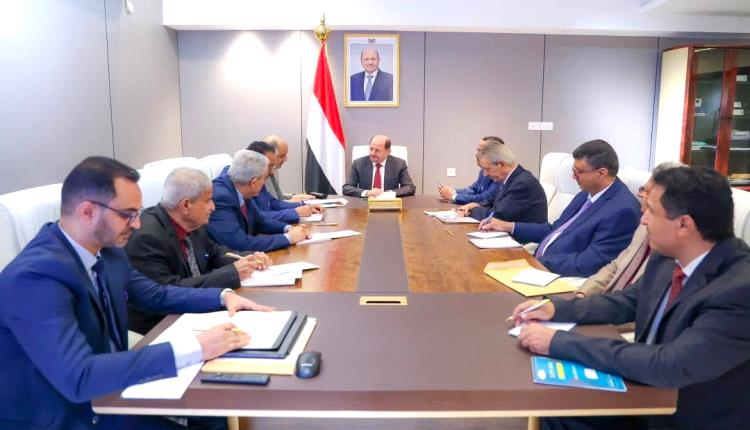 الزنداني يناقش مع قيادة وزارة المالية والمؤسسات الإيرادية صرف رواتب موظفي الدولة