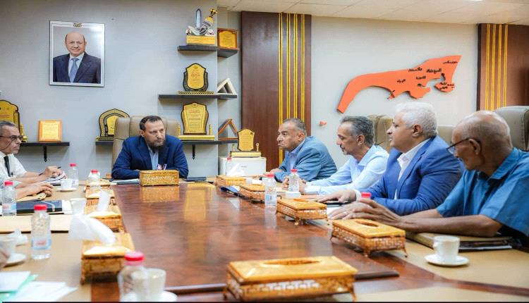 أخيرا.. محافظ عدن يلتقي المدير الجديد والسابق لمصلحة الضرائب بعدن