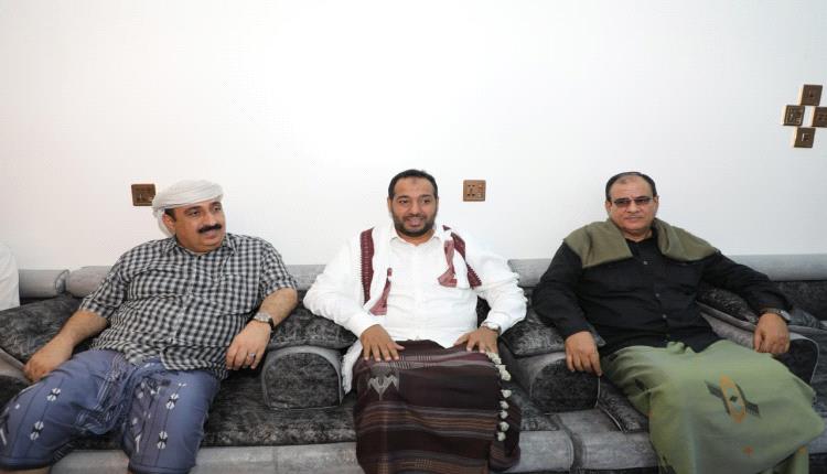 العكبري يستقبل مستشار رئيس الوزراء وقيادة مكتب تربية حضرموت بمنزله بارياف المكلا
