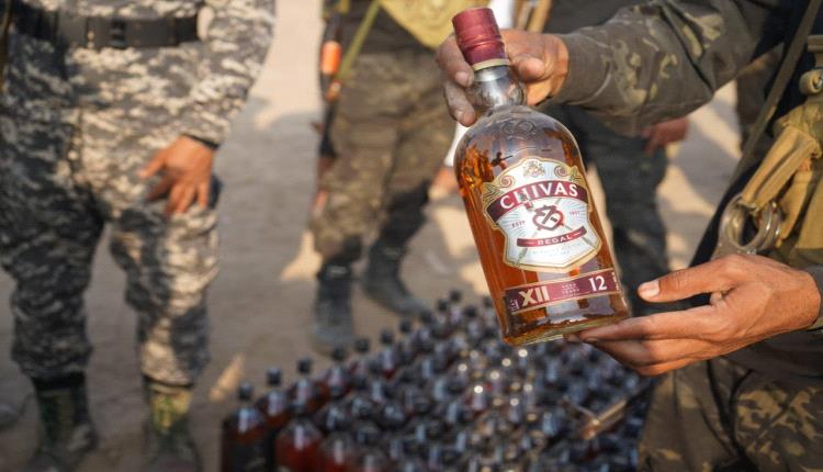 بالصور.. نيابة تبن تتلف كميات ضخمة من الخمور التي ضبطتها إدارة مكافحة المخدرات بلحج