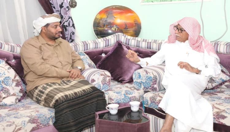 الشيخ طارق العكبري يزور الدكتور صالح عرم في منزله بمدينة الشحر بشرق حضرموت