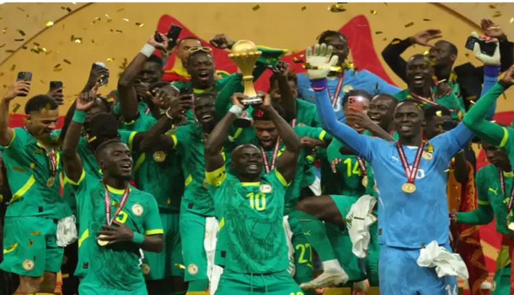 السنغال تتحدى "الكاف": لن نعيد الكأس أو الميداليات .. ومعركة قانونية تلوح في الأفق بين السنغال والاتحاد الأفريقي