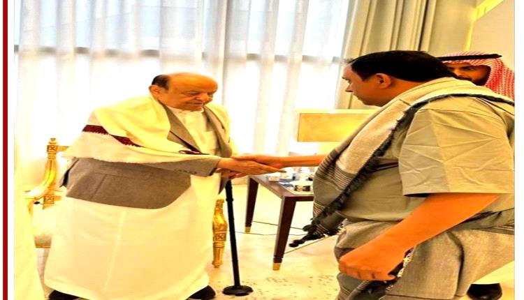 ماهي الدوافع والرسالة من ظهور الرئيس هادي يستقبل مهنئيه لأول مرّة بالرياض بعد مغادرته السلطة؟